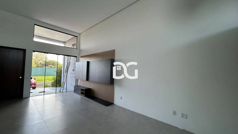 Casa em condomínio com arquitetura moderna e ambientes amplos: 5ª foto da galeria de imagens do imóvel