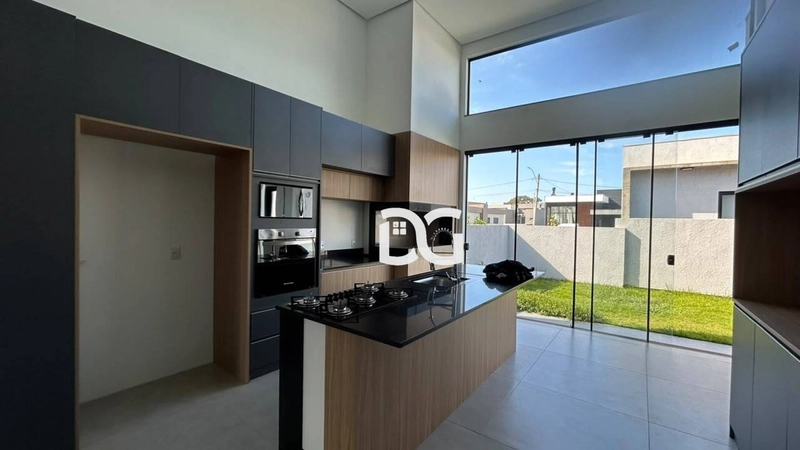 Casa em condomínio com arquitetura moderna e ambientes amplos: 6ª foto da galeria de imagens do imóvel