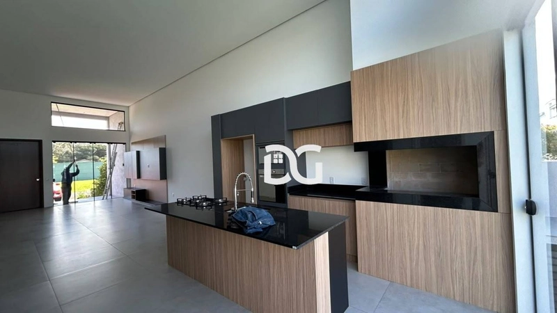 Casa em condomínio com arquitetura moderna e ambientes amplos: 1ª foto da galeria de imagens do imóvel