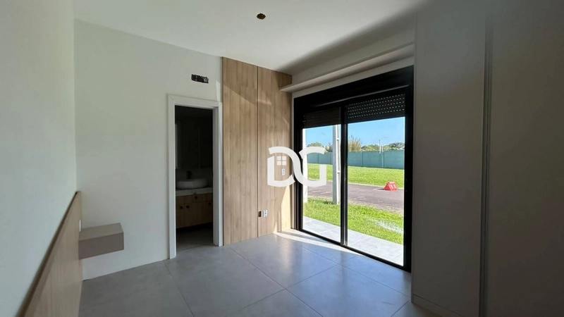 Casa em condomínio com arquitetura moderna e ambientes amplos: 14ª foto da galeria de imagens do imóvel