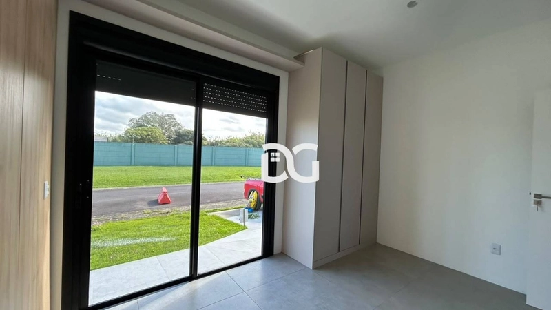 Casa em condomínio com arquitetura moderna e ambientes amplos: 13ª foto da galeria de imagens do imóvel