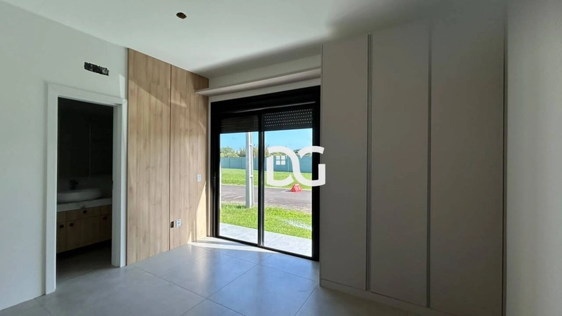 Casa em condomínio com arquitetura moderna e ambientes amplos: 15ª foto da galeria de imagens do imóvel