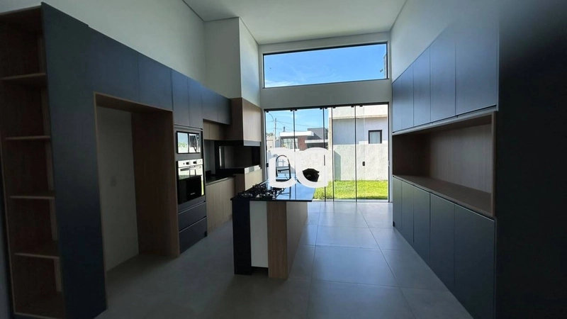 Casa em condomínio com arquitetura moderna e ambientes amplos: 7ª foto da galeria de imagens do imóvel
