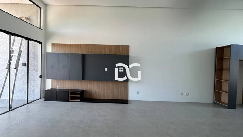 Casa em condomínio com arquitetura moderna e ambientes amplos: 2ª foto da galeria de imagens do imóvel