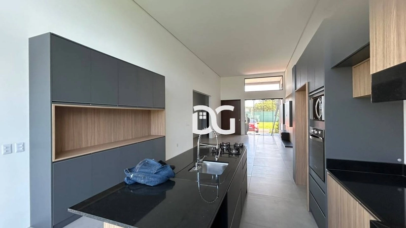 Casa em condomínio com arquitetura moderna e ambientes amplos: 9ª foto da galeria de imagens do imóvel