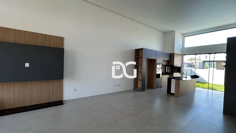 Casa em condomínio com arquitetura moderna e ambientes amplos: 3ª foto da galeria de imagens do imóvel