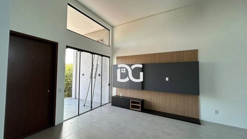 Casa em condomínio com arquitetura moderna e ambientes amplos: 4ª foto da galeria de imagens do imóvel
