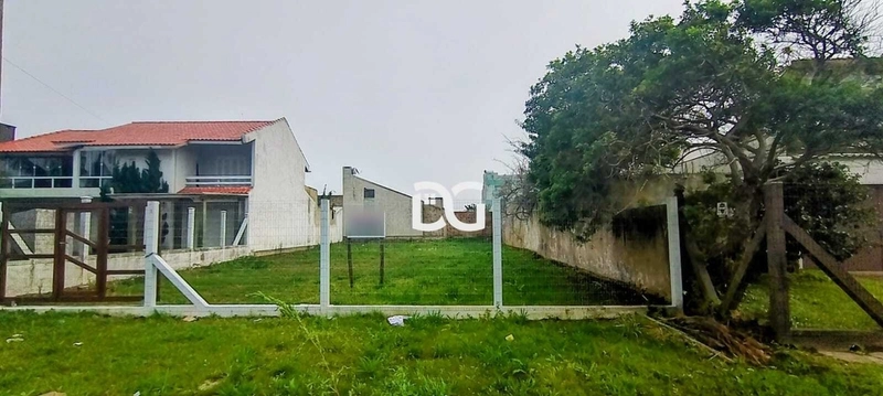 Terreno de 15x30 metros, totalmente cercado: 1ª foto da galeria de imagens do imóvel