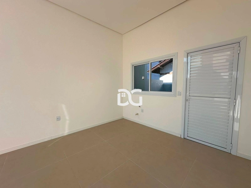 Casa ampla e bem distribuída, composta por 2 dormitórios: 5ª foto da galeria de imagens do imóvel