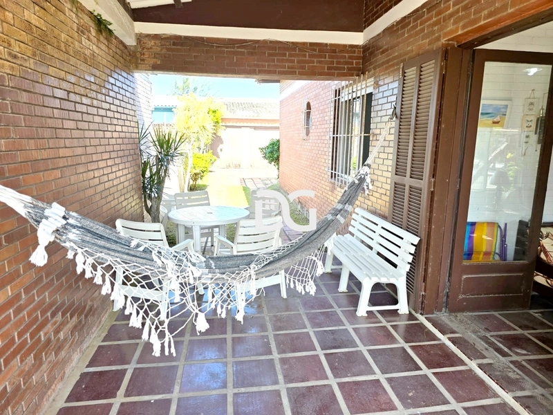 Casa semi-mobiliada com excelente estrutura! Possui 03 dormitórios: 2ª foto da galeria de imagens do imóvel