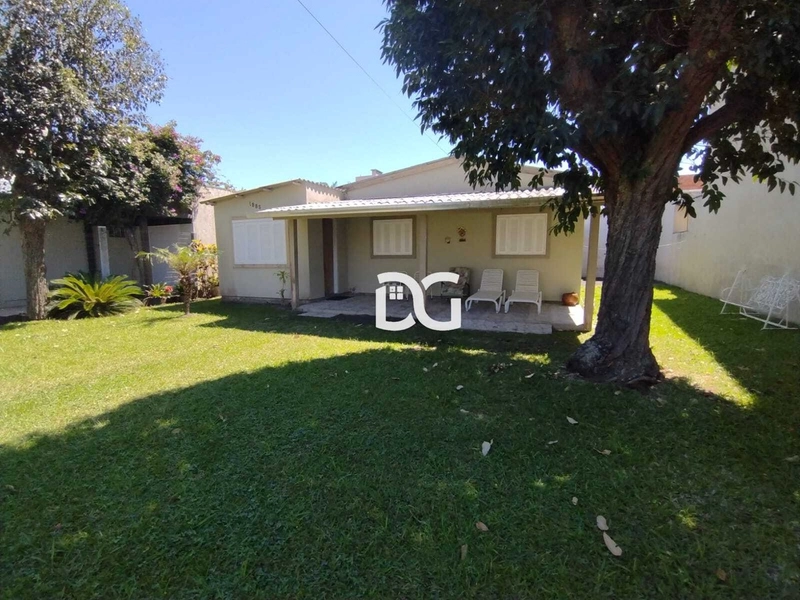 Imóvel com 3 dormitórios, 2 banheiros sociais, sala de estar e jantar