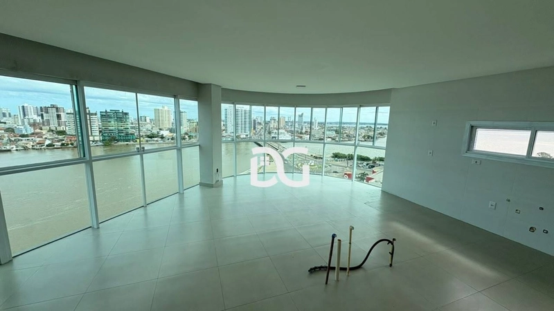 Apartamento amplo e confortável, composto por 5 dorm. e 3 suites: 1ª foto da galeria de imagens do imóvel
