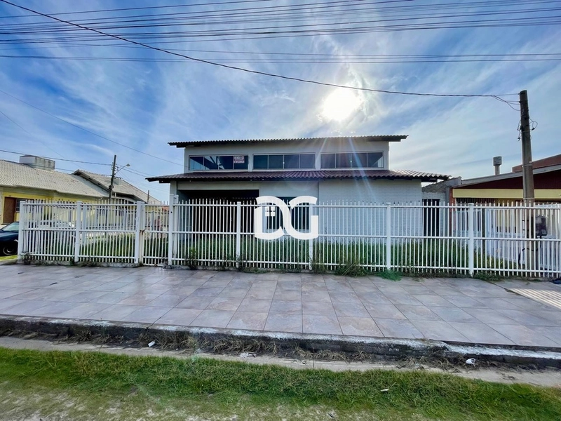 Excelente casa localizada a 01 quadra do mar com 5 dormitórios: 3ª foto da galeria de imagens do imóvel