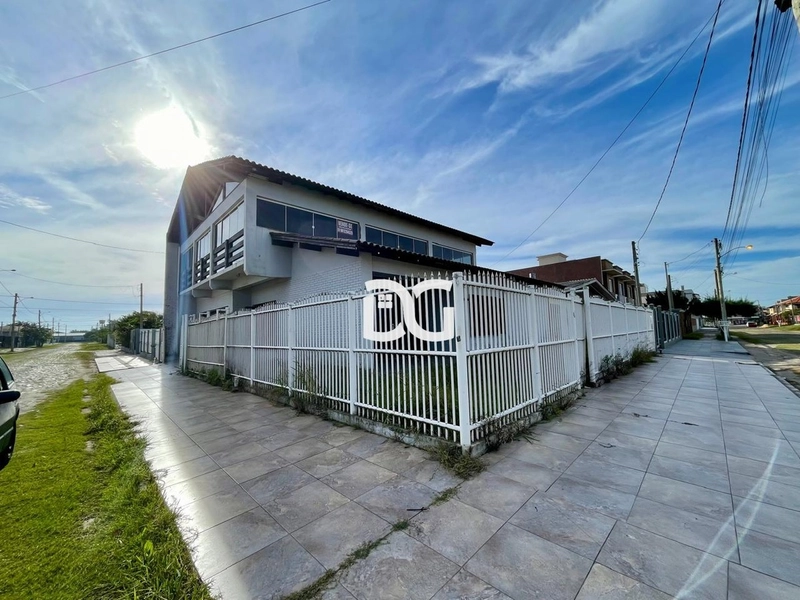 Excelente casa localizada a 01 quadra do mar com 5 dormitórios: 5ª foto da galeria de imagens do imóvel