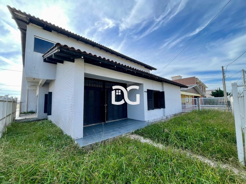 Excelente casa localizada a 01 quadra do mar com 5 dormitórios: 1ª foto da galeria de imagens do imóvel