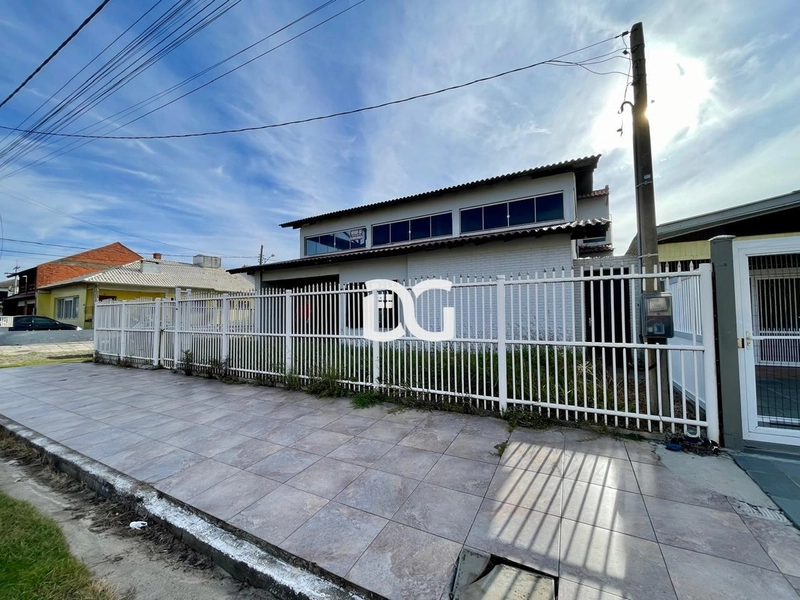 Excelente casa localizada a 01 quadra do mar com 5 dormitórios: 2ª foto da galeria de imagens do imóvel