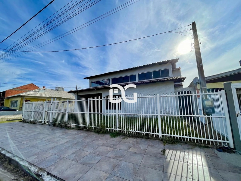 Excelente casa localizada a 01 quadra do mar com 5 dormitórios: 4ª foto da galeria de imagens do imóvel
