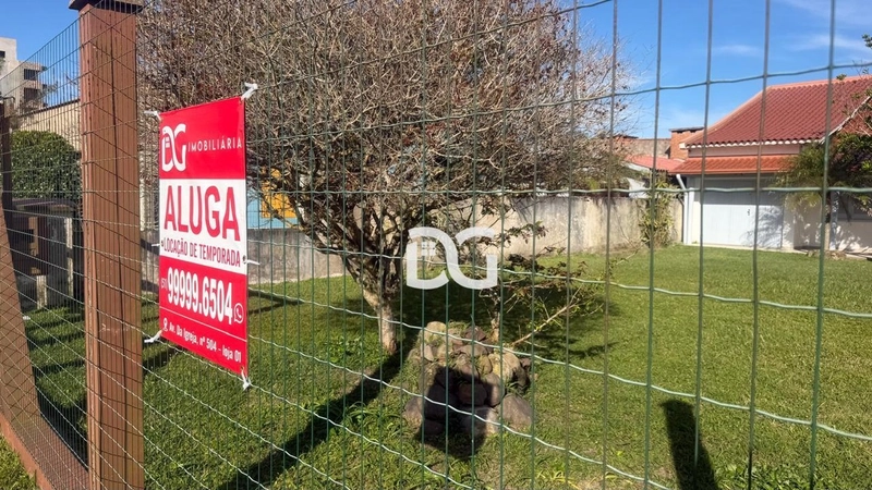 Casa disponível para aluguel de temporada, a apenas 250m da praia