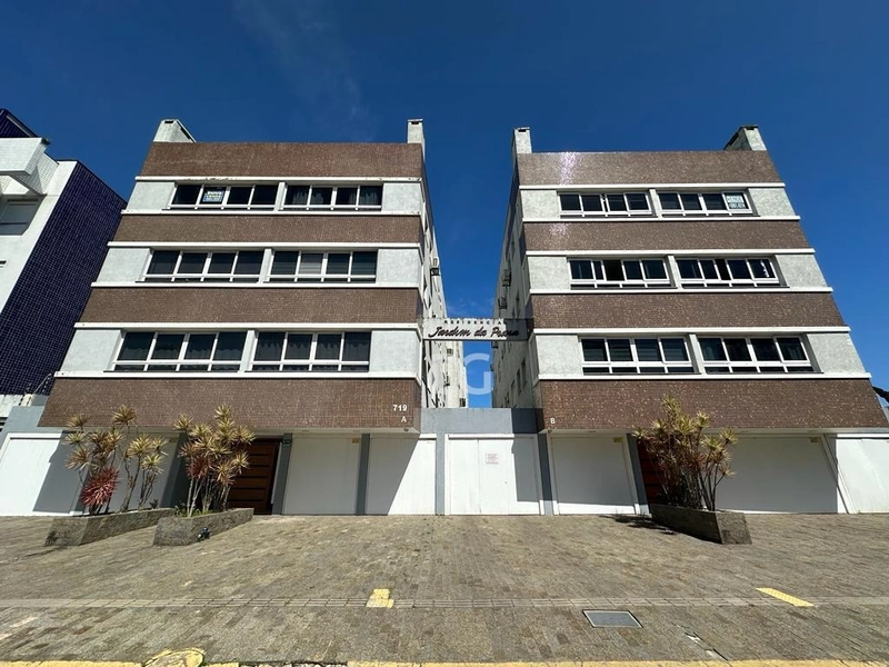 Apartamento no centro, 1 dormitório e 2 vagas de garagem