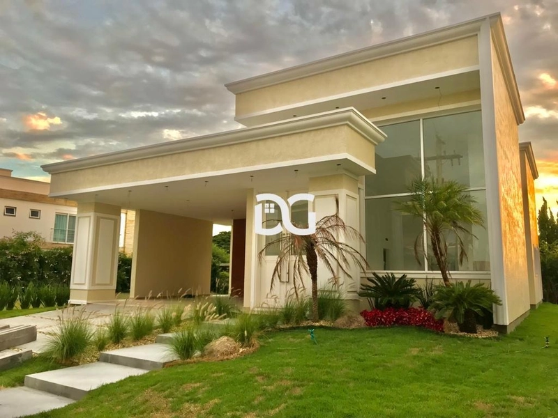 Casa térrea nova, em estilo neoclássico, localizada em condomínio.