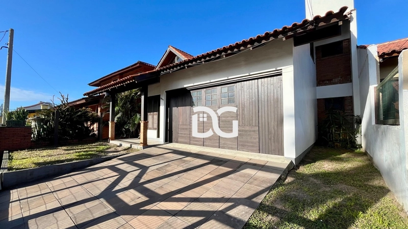 Casa a poucos metros de distância do mar e ao lado de Avenida: 2ª foto da galeria de imagens do imóvel