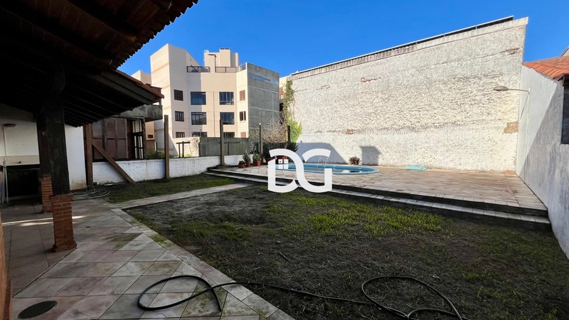 Casa a poucos metros de distância do mar e ao lado de Avenida: 25ª foto da galeria de imagens do imóvel