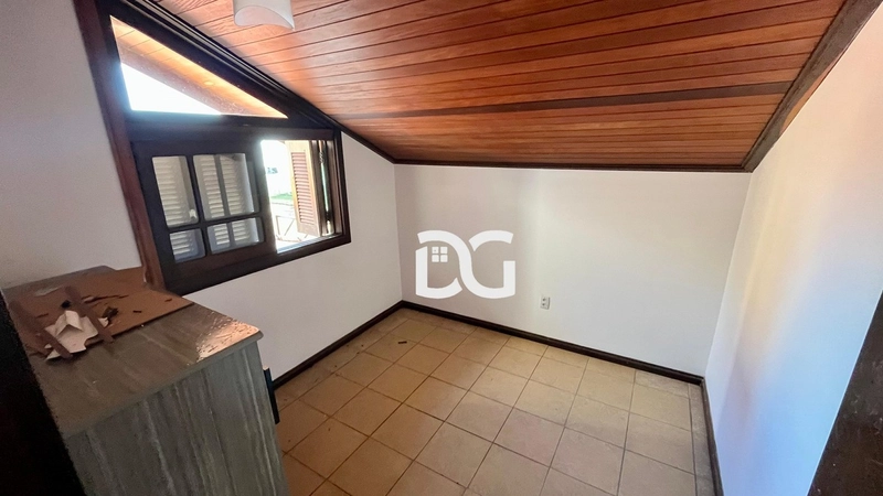 Casa a poucos metros de distância do mar e ao lado de Avenida: 15ª foto da galeria de imagens do imóvel