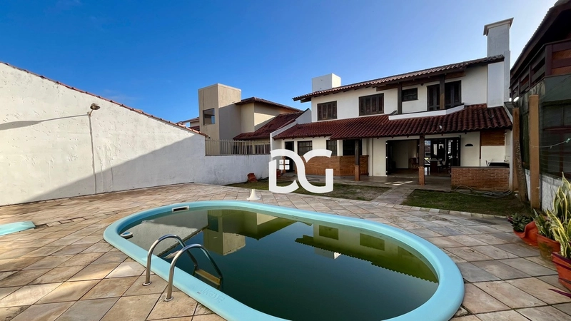 Casa a poucos metros de distância do mar e ao lado de Avenida: 27ª foto da galeria de imagens do imóvel