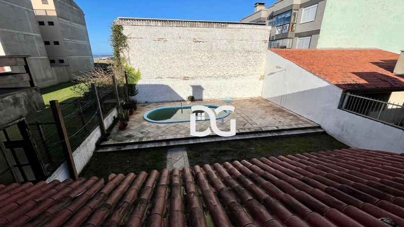 Casa a poucos metros de distância do mar e ao lado de Avenida: 16ª foto da galeria de imagens do imóvel