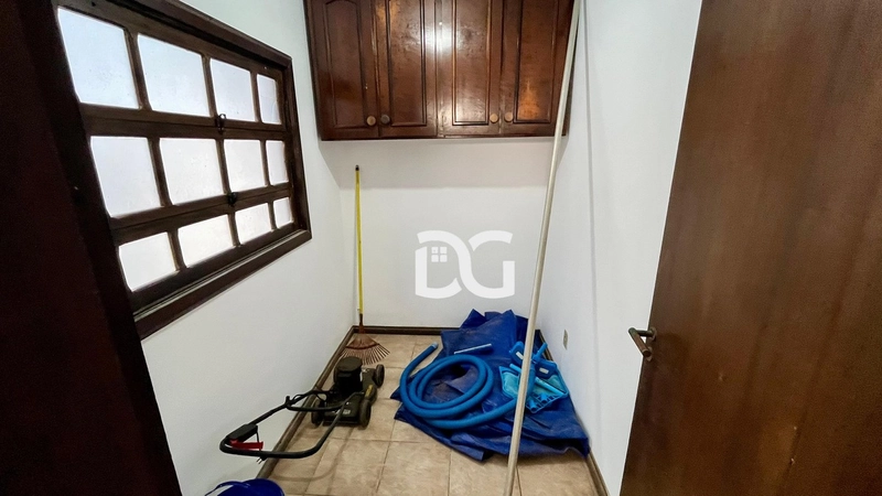 Casa a poucos metros de distância do mar e ao lado de Avenida: 24ª foto da galeria de imagens do imóvel