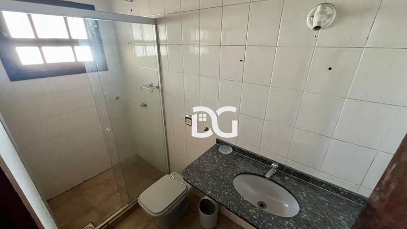 Casa a poucos metros de distância do mar e ao lado de Avenida: 19ª foto da galeria de imagens do imóvel
