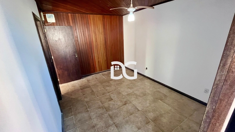 Casa a poucos metros de distância do mar e ao lado de Avenida: 11ª foto da galeria de imagens do imóvel
