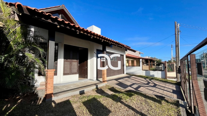 Casa a poucos metros de distância do mar e ao lado de Avenida: 1ª foto da galeria de imagens do imóvel