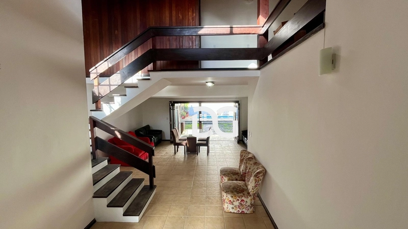 Casa a poucos metros de distância do mar e ao lado de Avenida: 4ª foto da galeria de imagens do imóvel