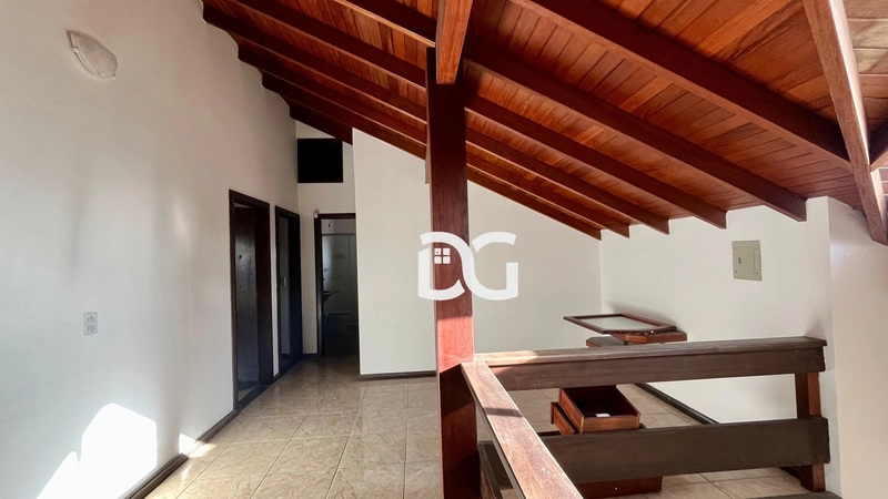Casa a poucos metros de distância do mar e ao lado de Avenida: 10ª foto da galeria de imagens do imóvel