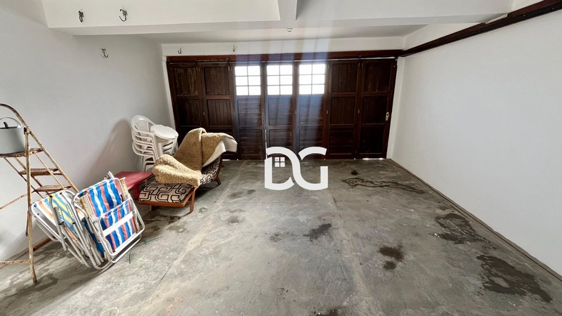 Casa a poucos metros de distância do mar e ao lado de Avenida: 23ª foto da galeria de imagens do imóvel