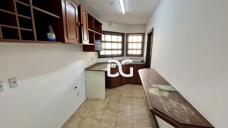 Casa a poucos metros de distância do mar e ao lado de Avenida: 6ª foto da galeria de imagens do imóvel