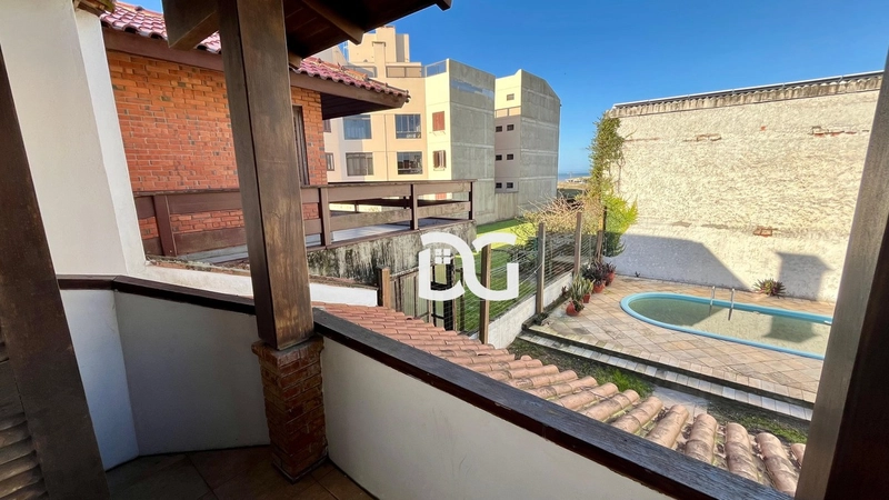 Casa a poucos metros de distância do mar e ao lado de Avenida: 17ª foto da galeria de imagens do imóvel