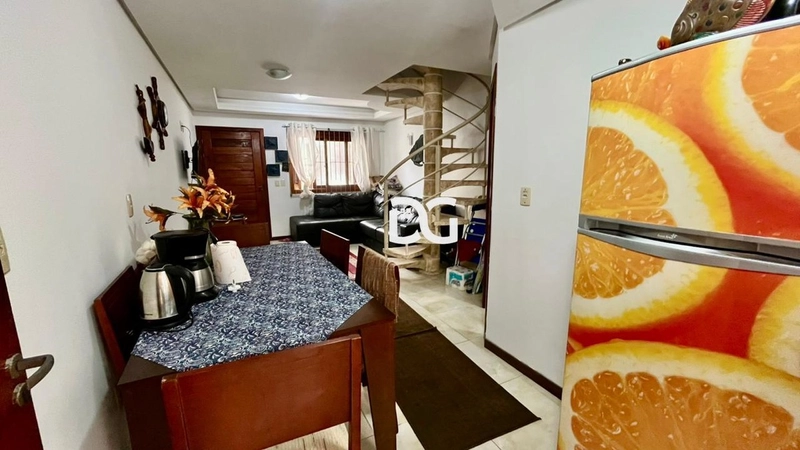 Encante-se por este sobrado composto por 2 suítes