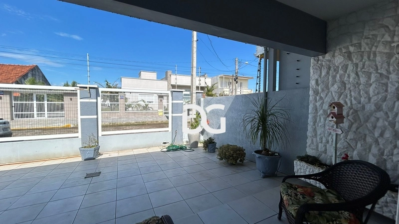 Casa ampla com piscina em zona nobre de Tramandaí: 3ª foto da galeria de imagens do imóvel
