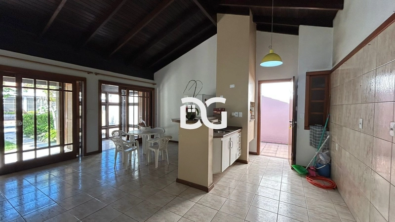 Casa ampla e funcional, composta por 3 dormitórios bem iluminados: 8ª foto da galeria de imagens do imóvel
