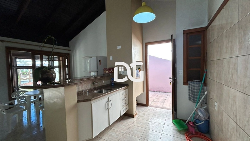 Casa ampla e funcional, composta por 3 dormitórios bem iluminados: 9ª foto da galeria de imagens do imóvel