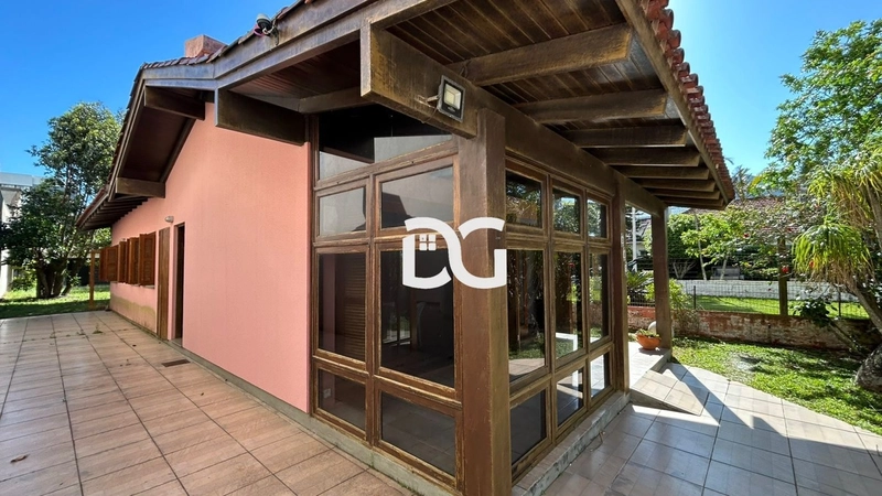 Casa ampla e funcional, composta por 3 dormitórios bem iluminados: 1ª foto da galeria de imagens do imóvel