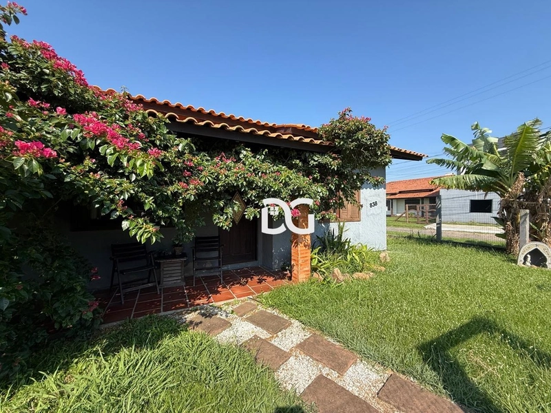 Casa térrea de esquina, ideal para quem busca conforto e praticidade.: 2ª foto da galeria de imagens do imóvel