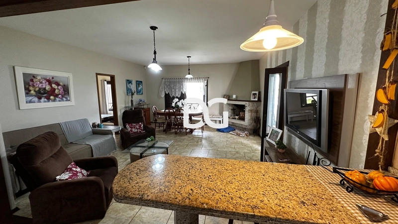 Ampla casa composta por 6 dormitórios, ideal para famílias grandes: 7ª foto da galeria de imagens do imóvel