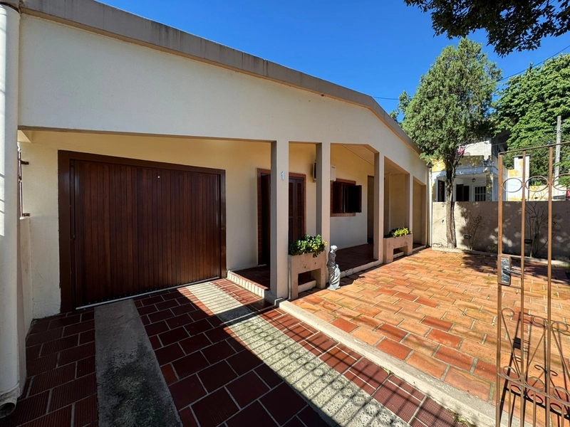 Casa térria 2 dormitórios 2 banheiros garagem para 2 carros: 1ª foto da galeria de imagens do imóvel