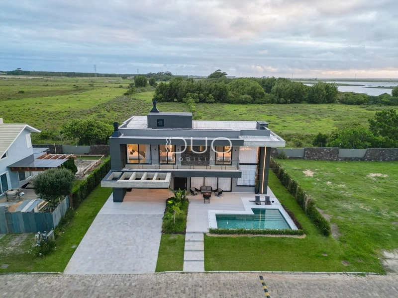 SOBRADO NO CONDOMÍNIO LAGO DO PASSO EM ATLÂNTIDA SUL