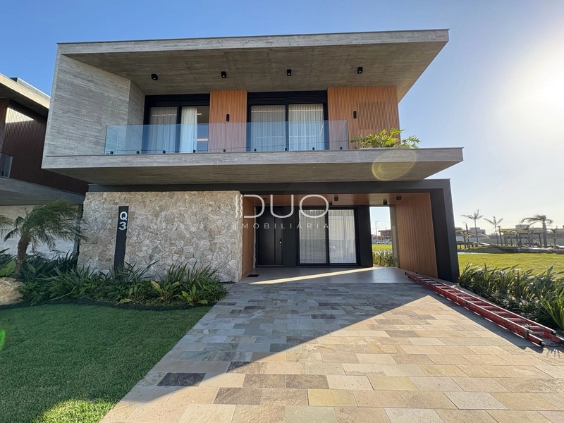 SOBRADO NO CONDOMÍNIO AMARE EM XANGRI-LÁ