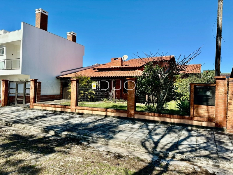 CASA NO CENTRO DE XANGRI-LÁ: 2ª foto da galeria de imagens do imóvel