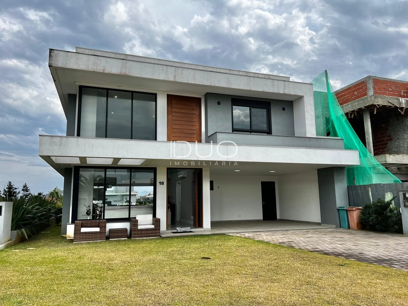 SOBRADO NO CONDOMÍNIO RIVIERA EM XANGRI-LÁ